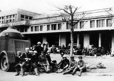 Japanische Soldaten und Panzer in China, ca. 1920-40 von Japanese Photographer